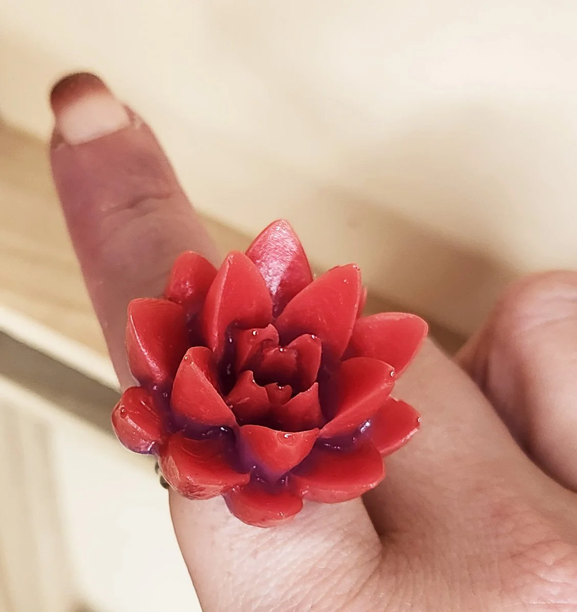 Floral succulent ring
Adjustable metal ring with resin succulent