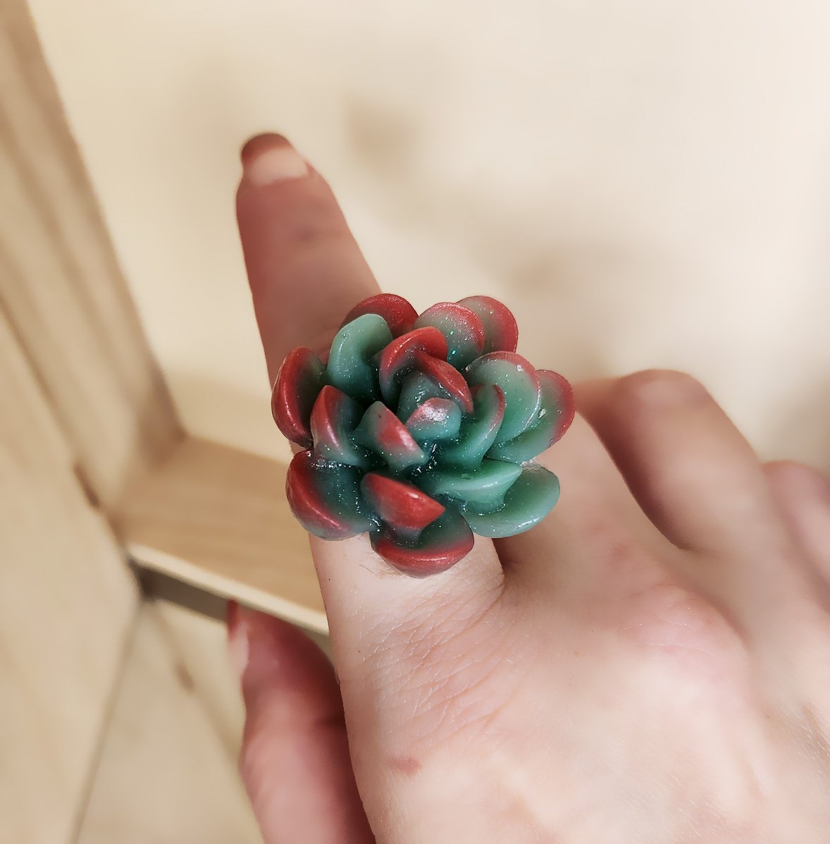 Cute succulent ring
Adjustable metal ring with resin succulent