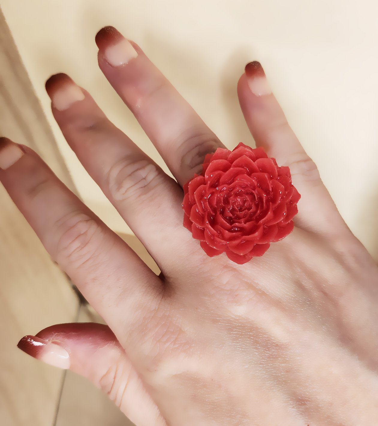 Red succulent ring
Adjustable metal ring with resin succulent