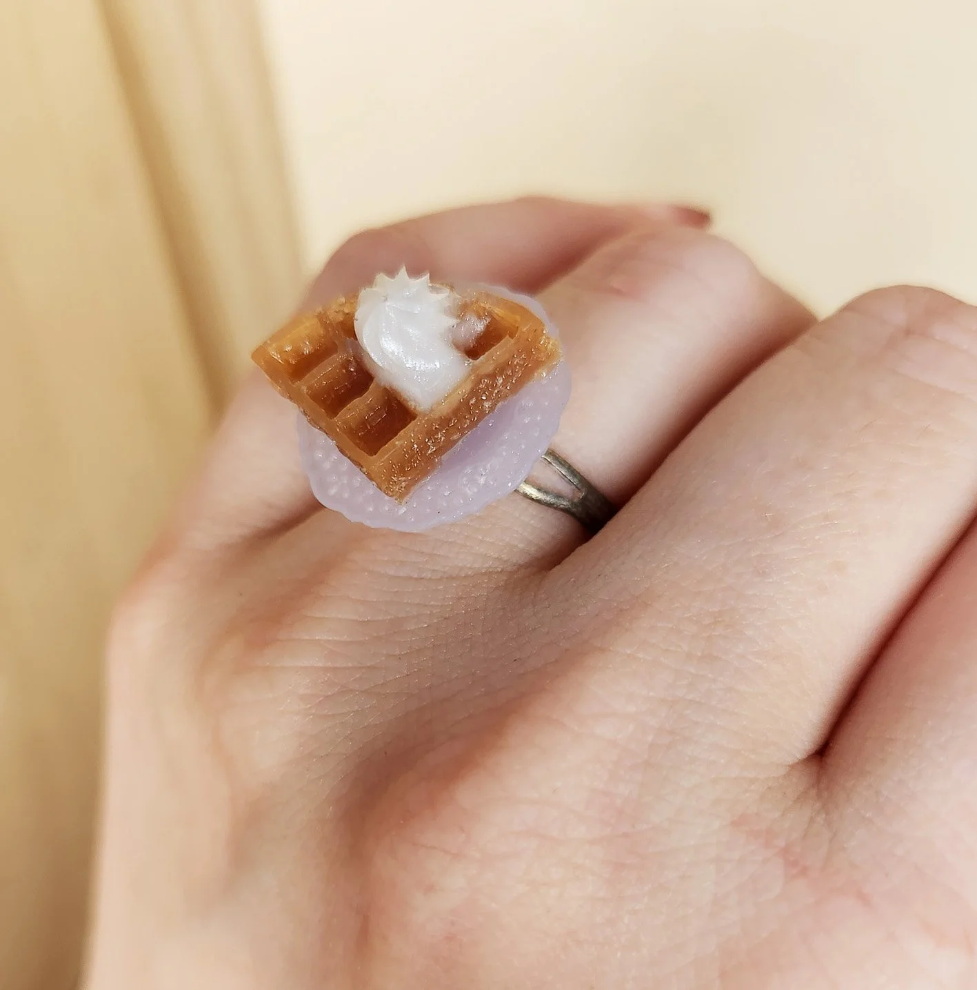Belgian waffle ring
Adjustable metal ring with resin plate and waffle with ice cream dollop