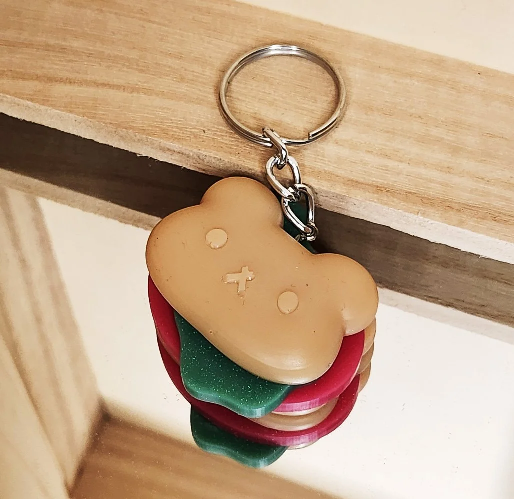 Teddy sandwich keychain
Resin teddybear shaped bread with resin lettuce and meat