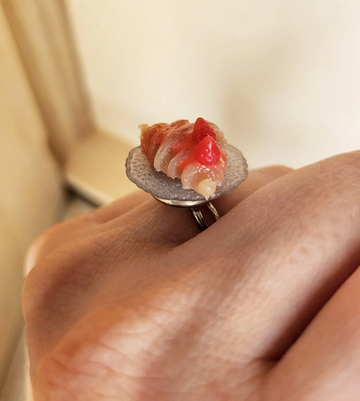 Strawberry croissant ring
Adjustable metal ring with resin plate, croissant, strawberries, and jam