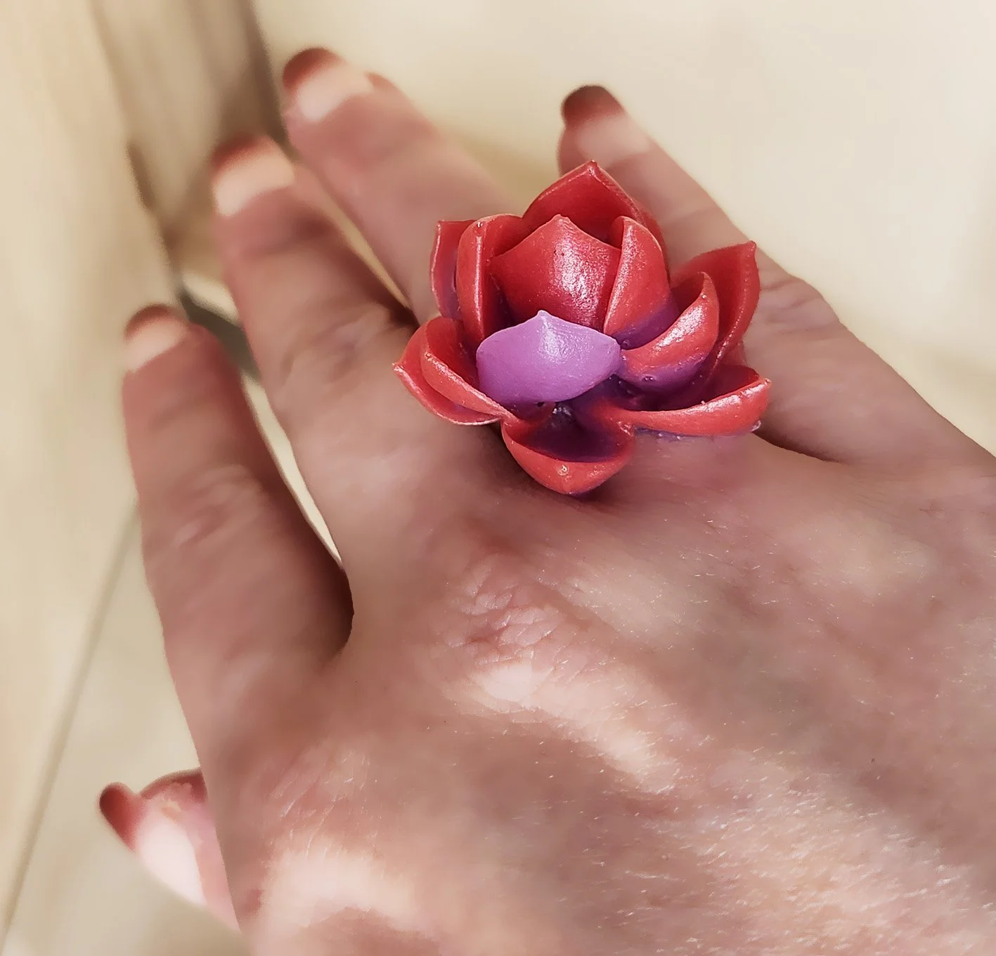 Petals succulent ring
Adjustable metal ring with resin succulent