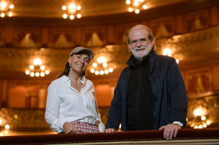 Verónica Cangemi posa junto a Andrea Marcon Giammaria en la sala del Teatro Colón.