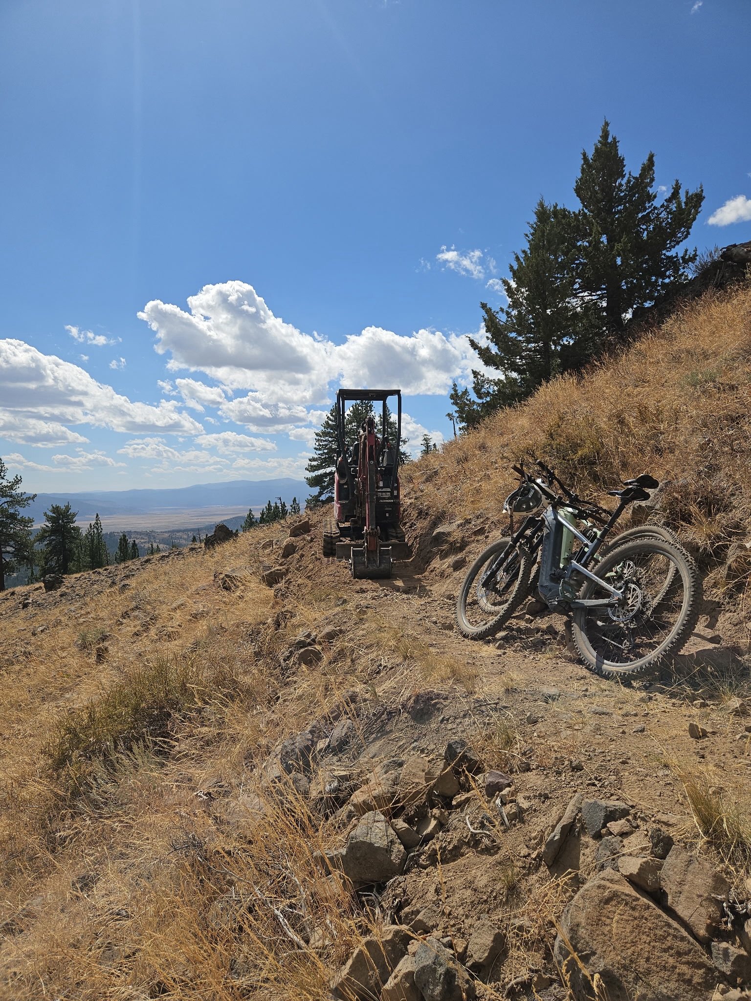 PROJECT UPDATES! Highlights from the SBTS Pro Trail Crew out in the field last week (➡️ for captions). 

The crew finally punched through the final section of Beckwourth Peak to connect the lollipop loop. This has been a long time coming! 

We still 
