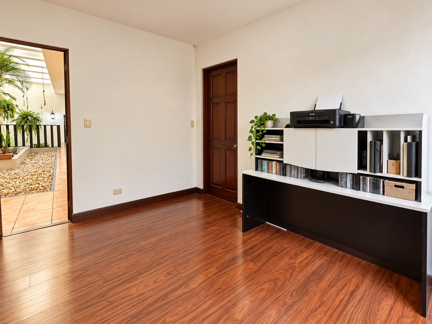 Oficina luminosa con jardín interior.png