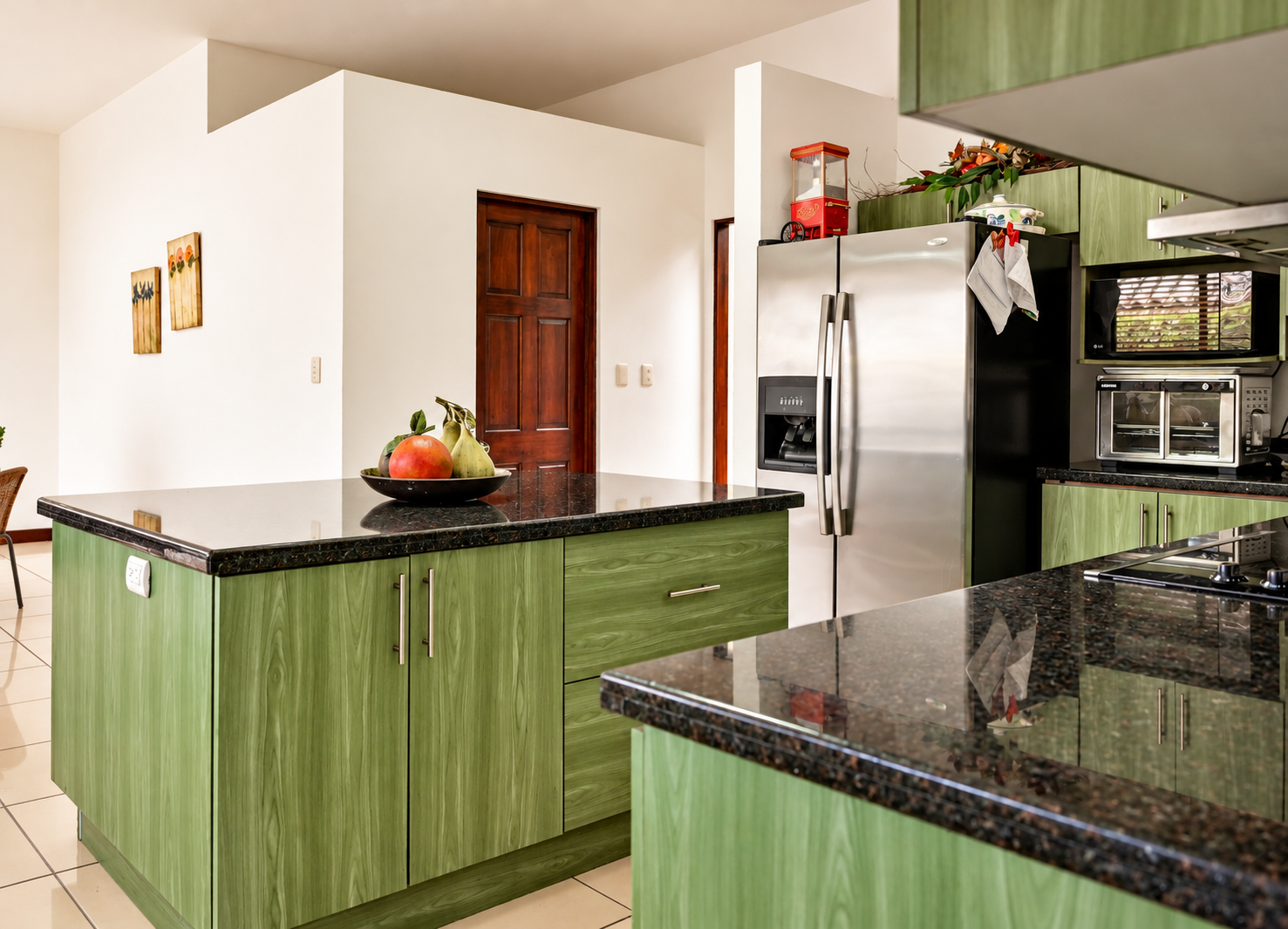 Cocina moderna con isla verde.png