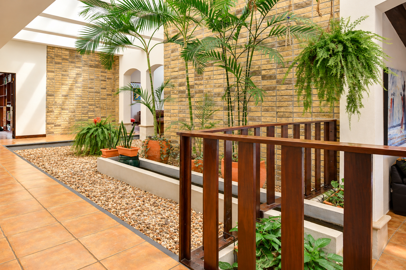 Atrio tropical con jardín interior.png