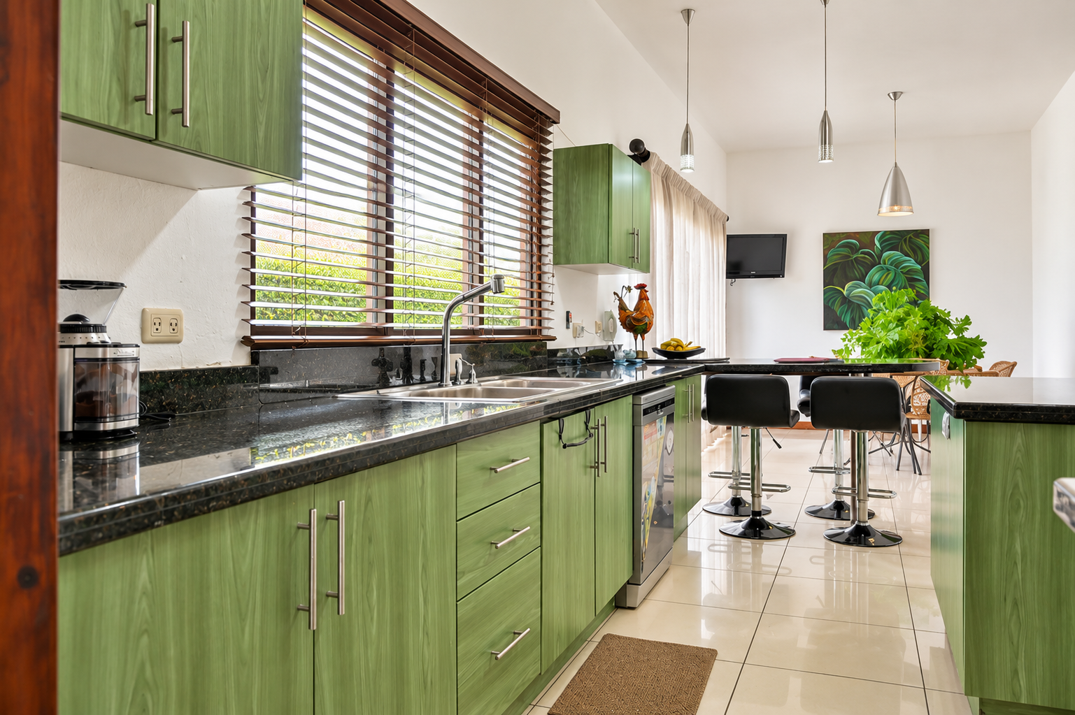 Cocina verde con comedor luminoso.png