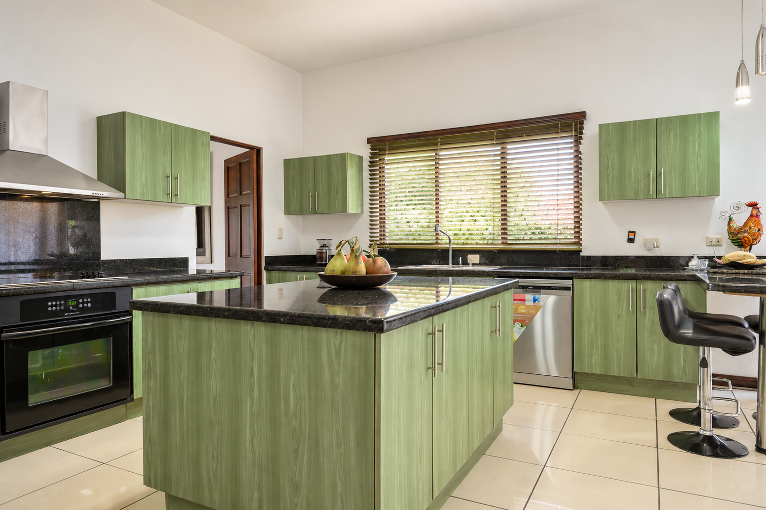 Cocina moderna verde con isla central.png