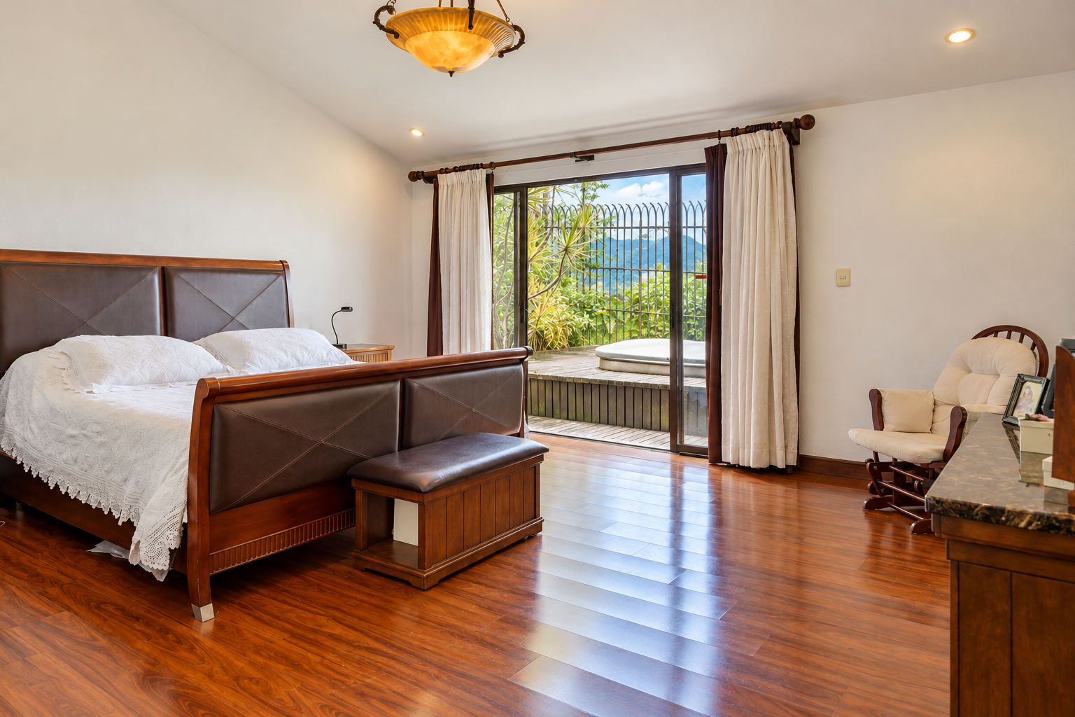 Dormitorio cálido con vistas al jardín.png