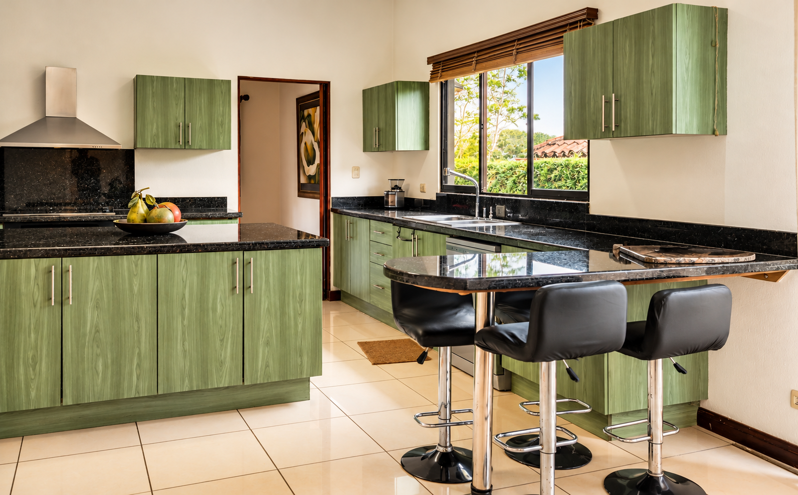 Cocina moderna verde con isla y ventanal.png