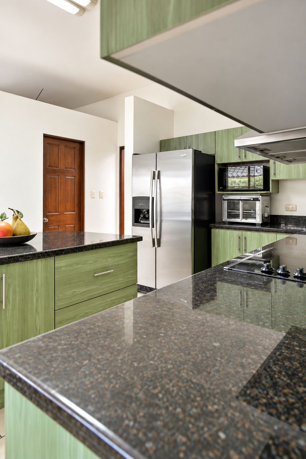 Cocina moderna con encimeras de granito.png