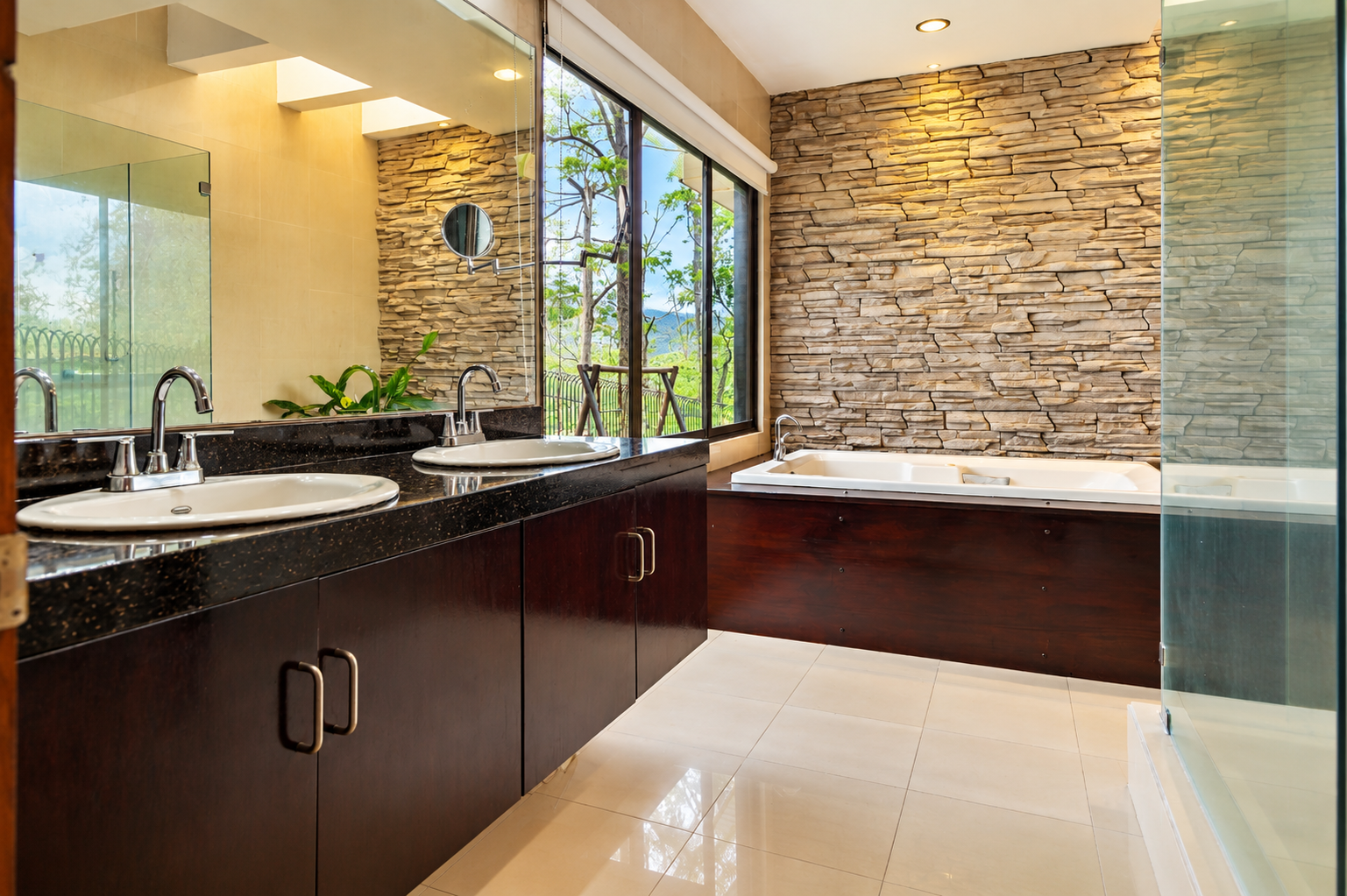Baño moderno con vistas naturales.png