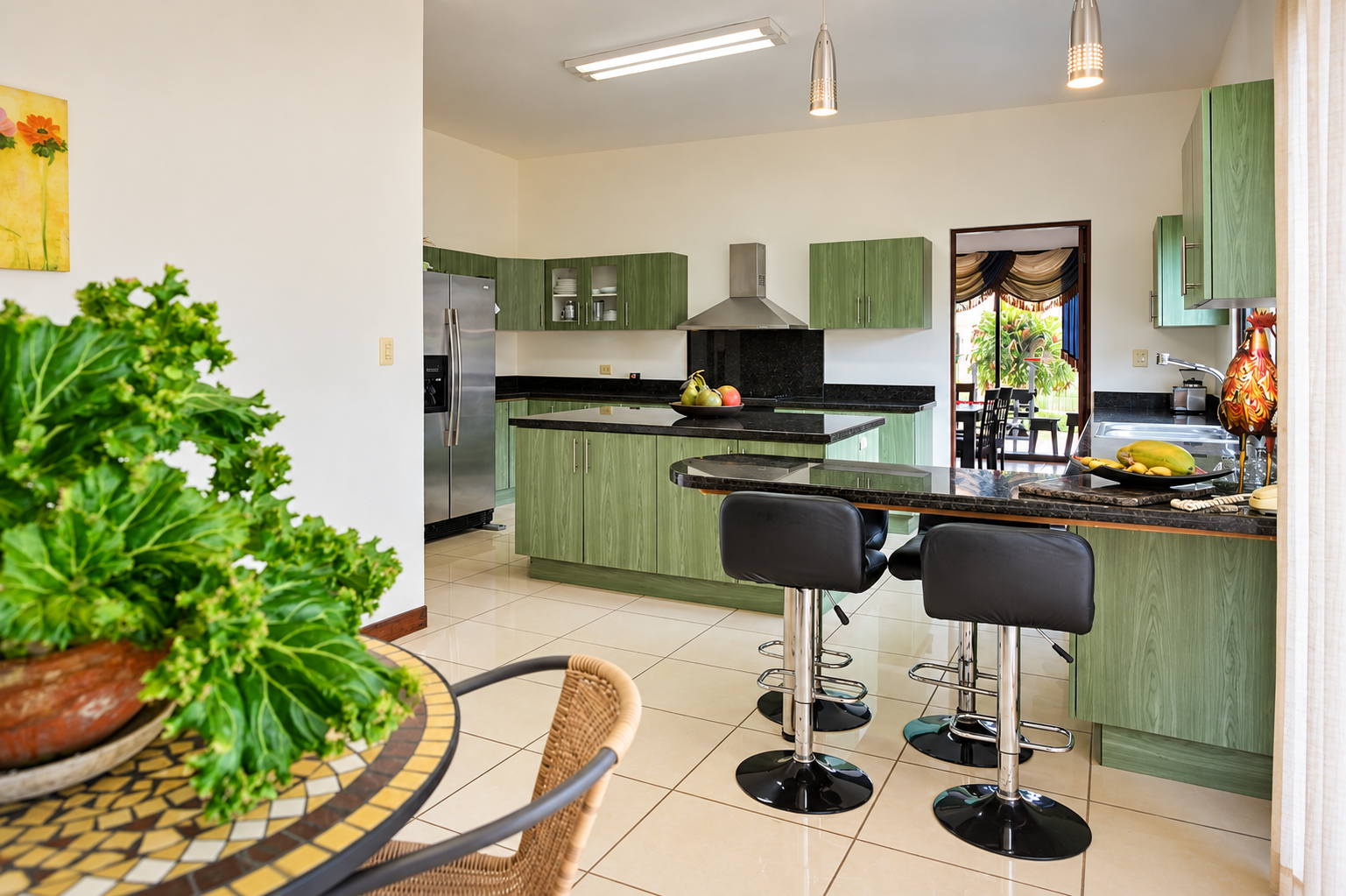 Cocina moderna verde con jardín luminoso.png