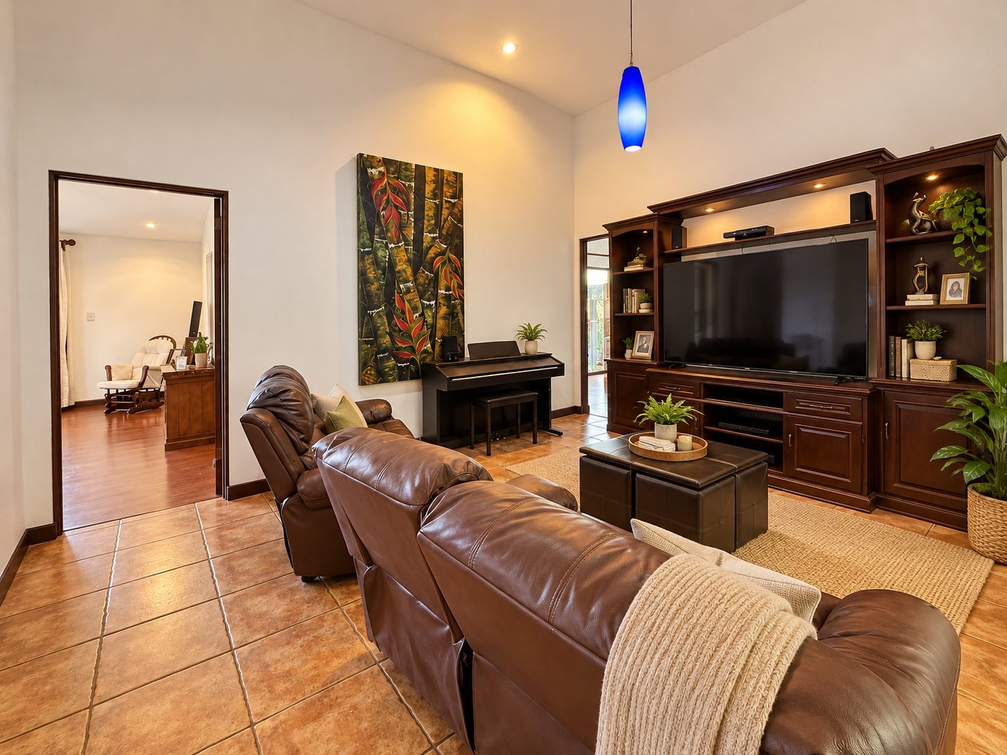 Salón acogedor con mueble de TV de madera.png