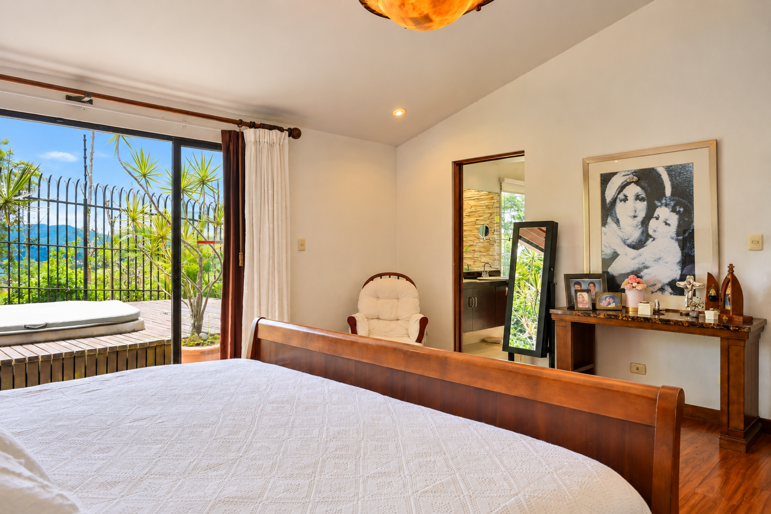 Dormitorio acogedor con terraza y montañas.png