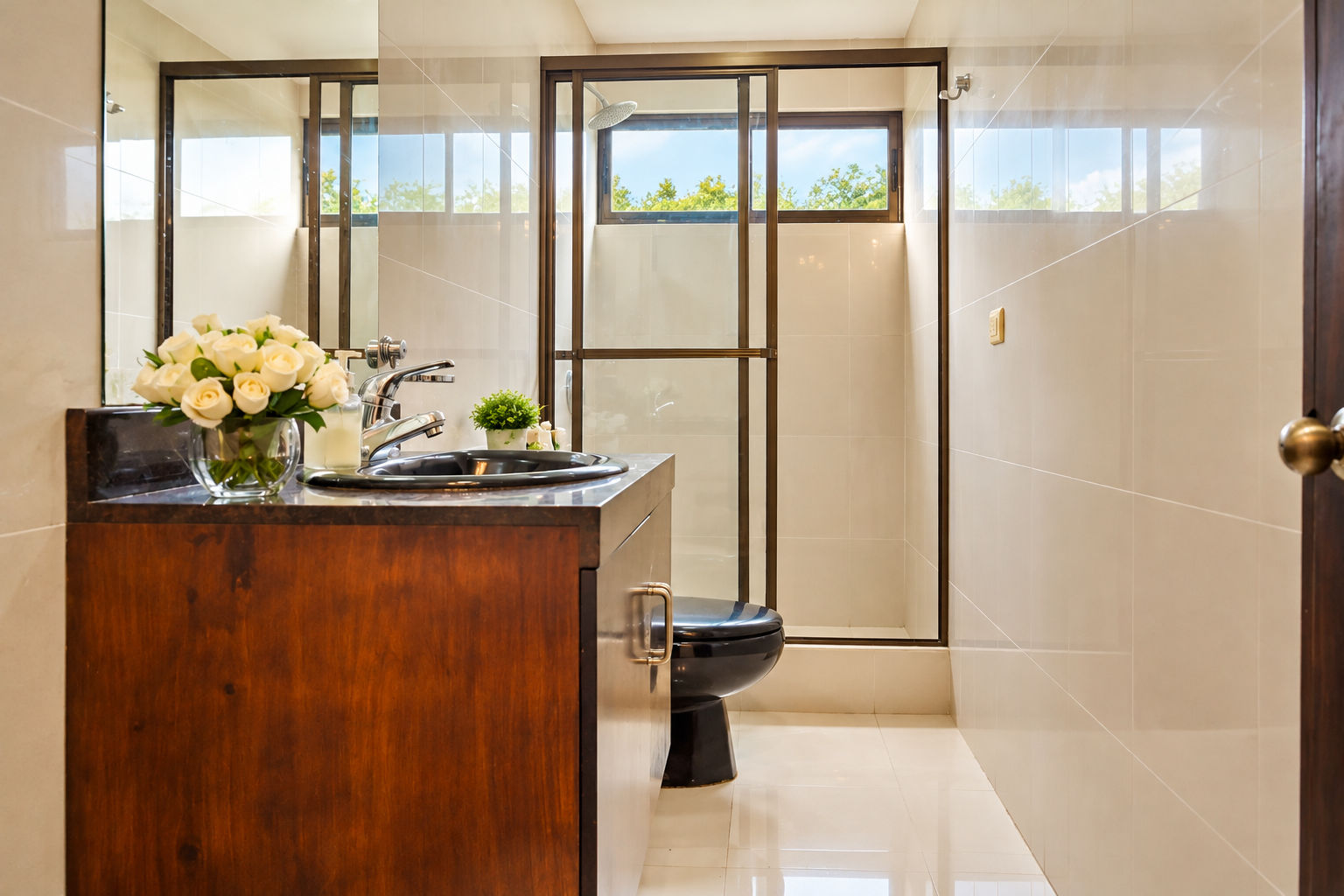 Baño moderno con ducha y luz natural.png