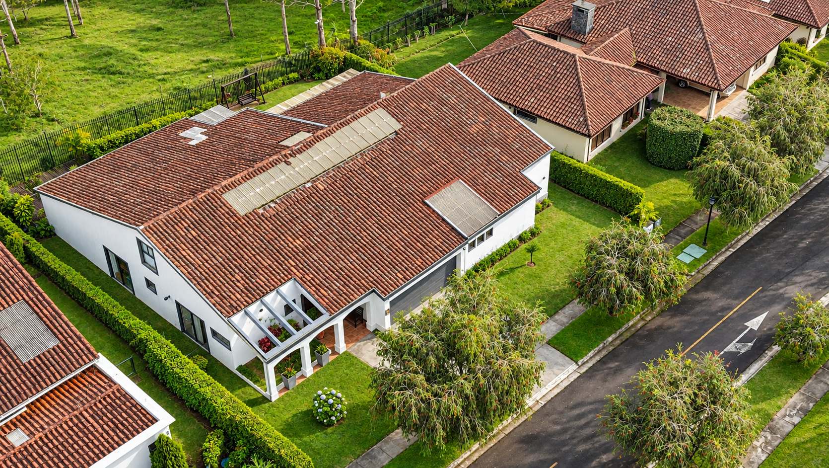 Vista aérea de barrio residencial con tejados de terracota.png