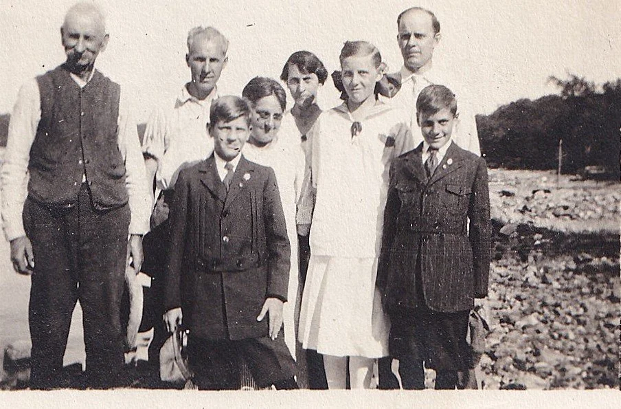 Back Row: George Avery, Arnold Avery, Ethel Avery Lottie Niles Avery, Marshall Avery / Front Row: (maybe Frank), (maybe Bessie), (maybe Otis)