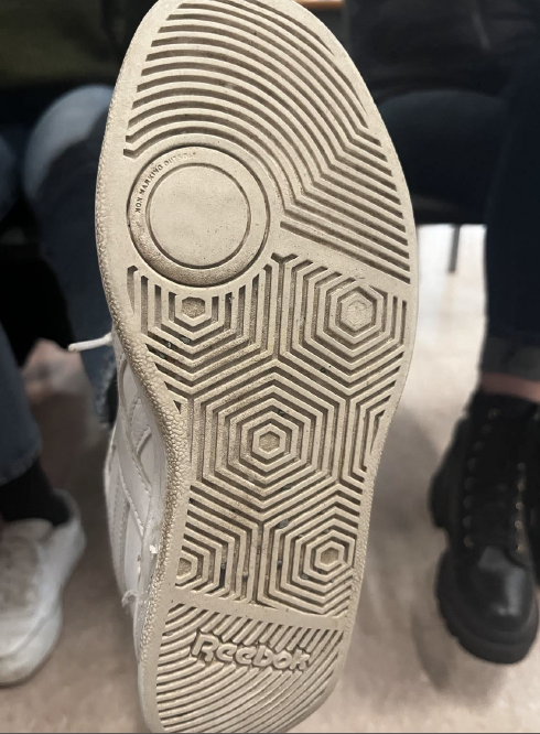 Semelle de chaussure Reebok avec motif géométrique en hexagone.