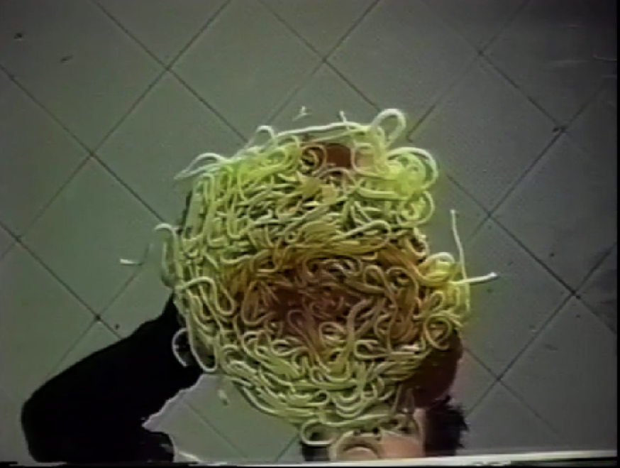 Un panier de ramen instantané posé sur une table. La photo est prise du dessus.