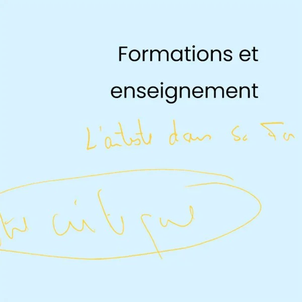 	
Note manuscrite indiquant 'Formations et enseignement' avec des notes en français, sur fond bleu poudre.