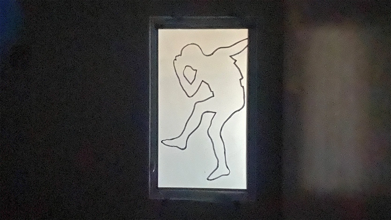 Une œuvre d'art représentant une silhouette abstraite d'une femme en train de penser, dessinée avec un seul trait noir sur un fond blanc. Elle est encadrée par une bordure noire.