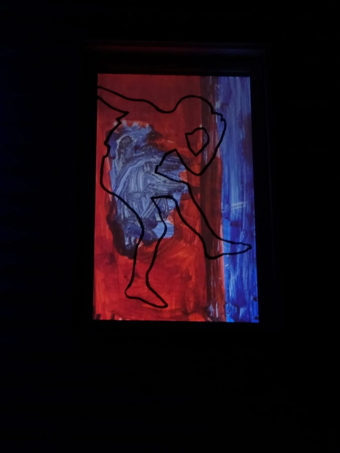 Une œuvre d'art abstraite avec des couleurs rouge, bleu et blanc, avec un dessin en ligne noire d'une figure humaine sur une toile ou une feuille lumineuse.