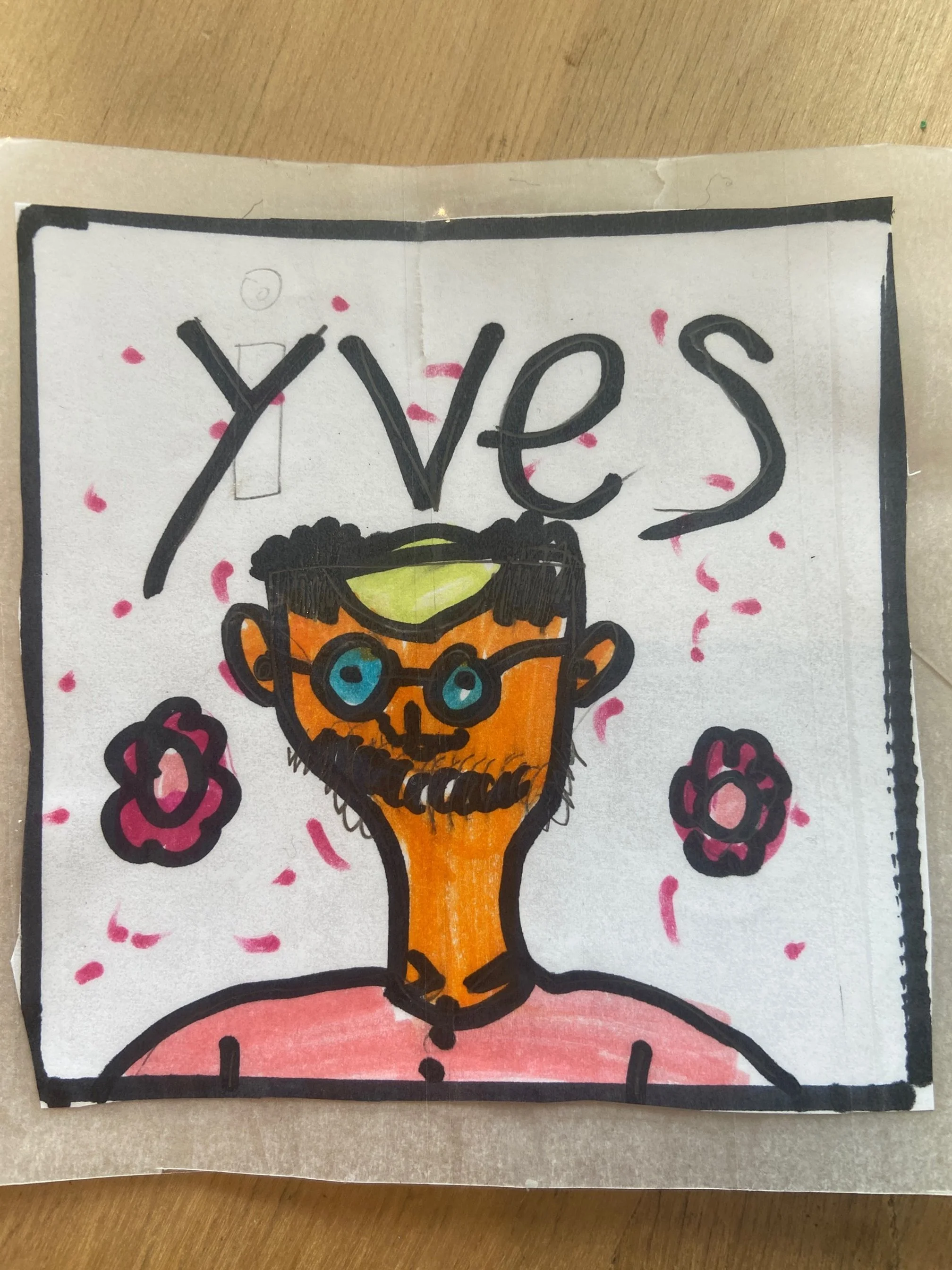 Dessin d'une personne avec une barbe, des lunettes, les cheveux noirs, portant un haut rose clair. En arrière-plan, le nom 'YVES' écrit en gros, et des fleurs roses avec des points roses dispersés.
