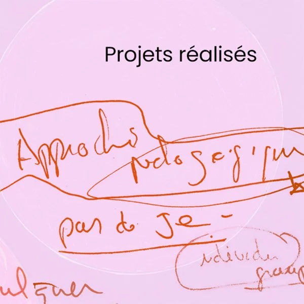 	
Note manuscrite indiquant 'Projets réalisés' avec des notes en français, sur fond rose.