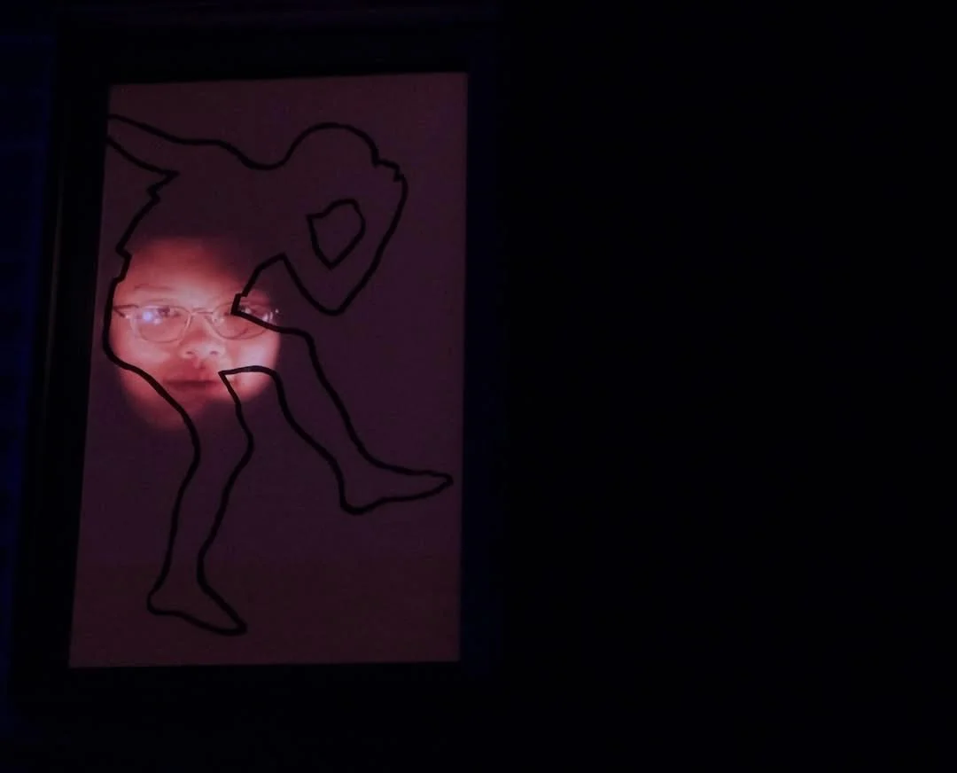 Une silhouette d'enfant en position de course, dessinée avec un trait noir, avec une photo d'une personne porteuse de lunettes visible à travers la silhouette.