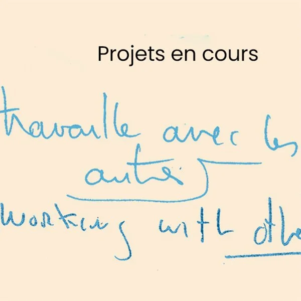 Note manuscrite indiquant 'Projets en cours' avec des notes en français, sur fond beige.
