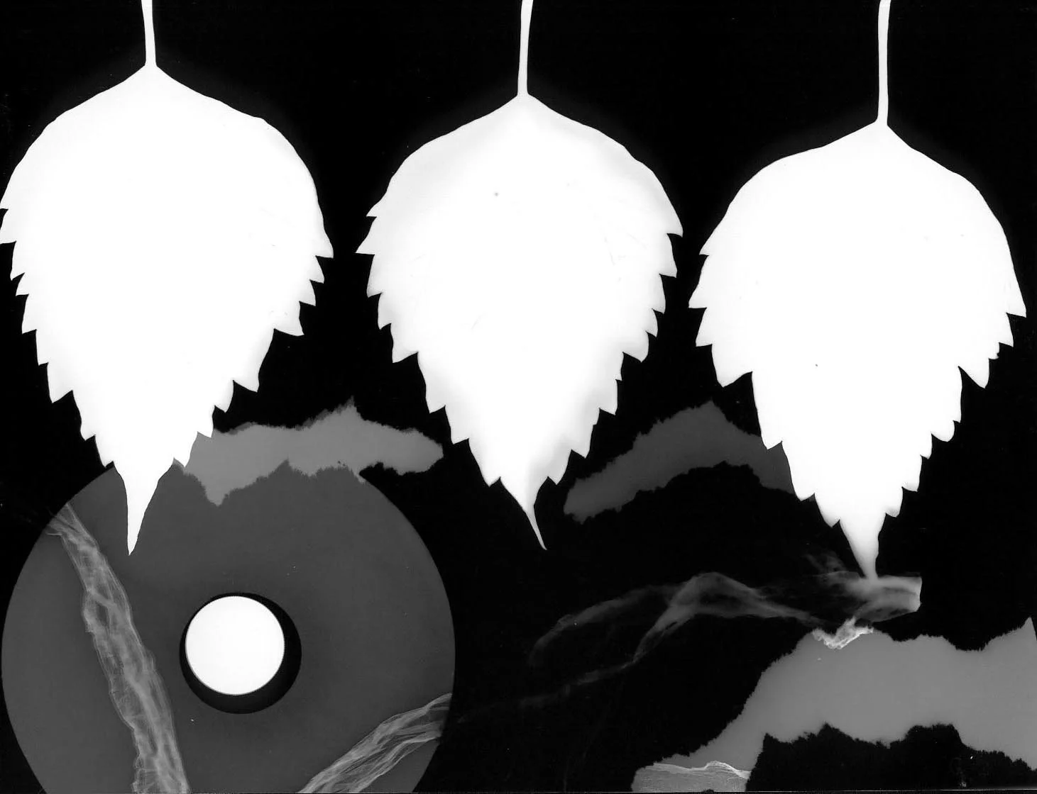 Trois feuilles blanches suspendues contre un fond noir, avec un disque coloré en bas à gauche.