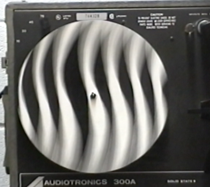 Vortex d'air dans une séquence d'images avec un panneau de contrôle marqué Audiotronics 300A.