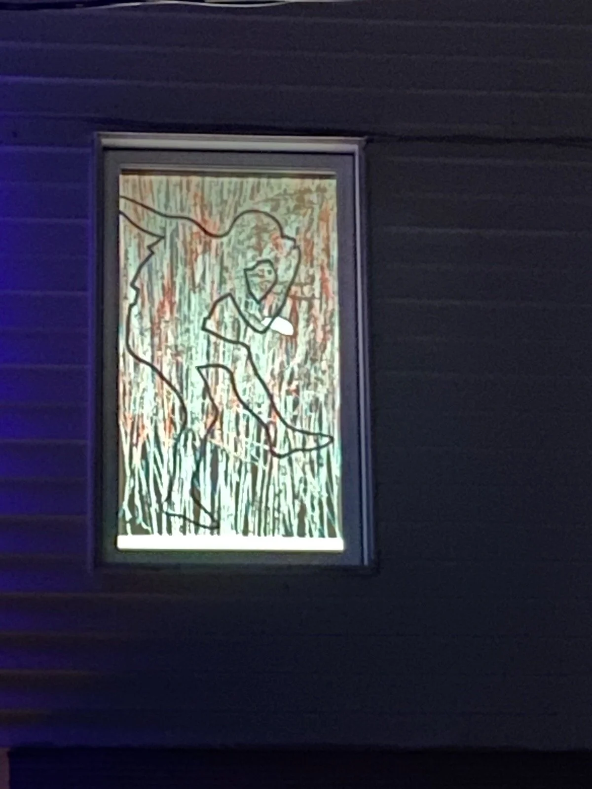 Une affiche illustrée d'une femme tenant une fleur, avec un fond de nature stylisée, encadrée sur un mur noir.