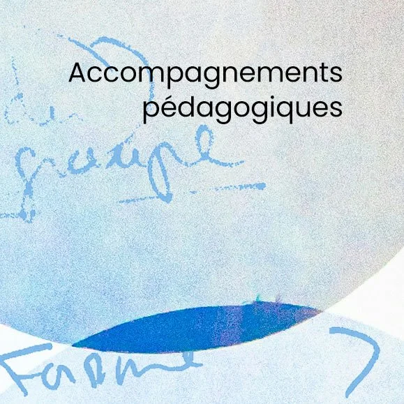 	
Note manuscrite indiquant 'Accompagnements pédagogiques' avec des notes en français, sur fond bleu.