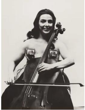 Femme jouant du violoncelle, avec deux boîtes sur sa poitrine.