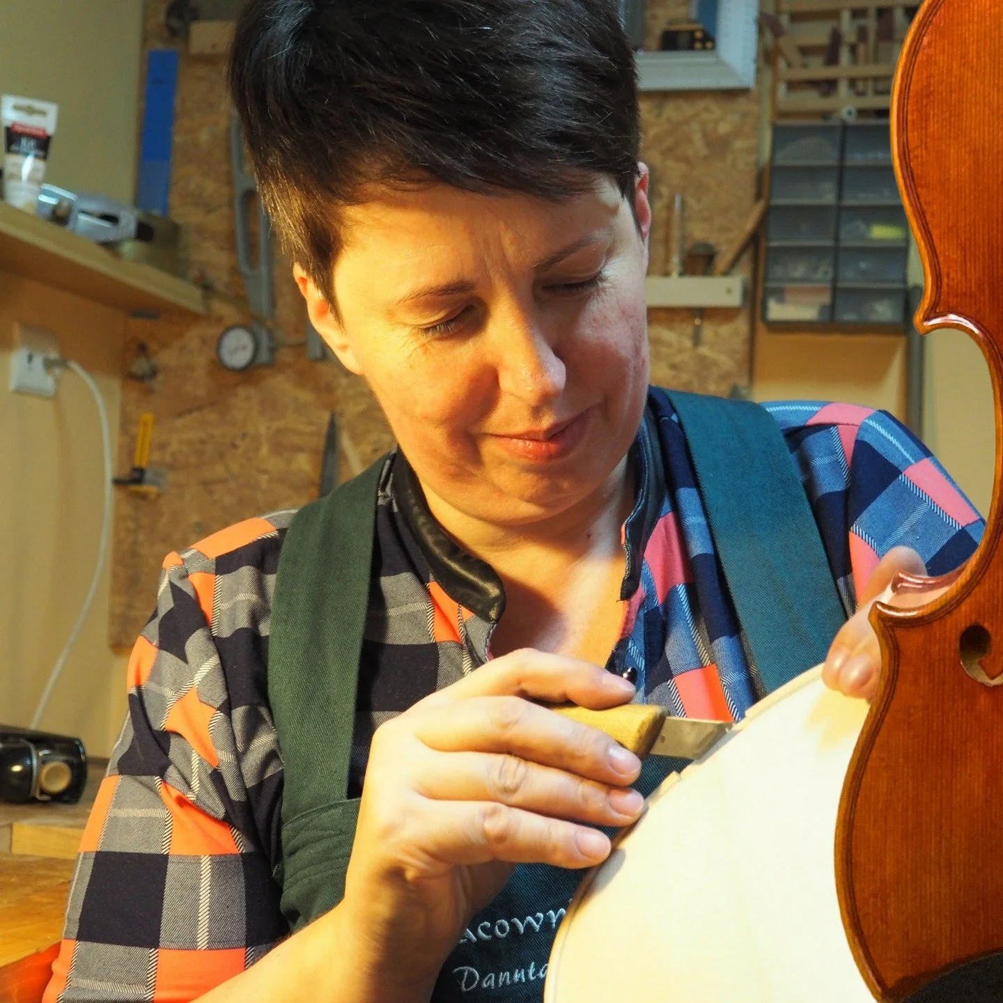 Maker Spotlight: Danuta Pawlikowska

Danuta Pawlikowska was born in Nowy Targ, Poland, and began her violin making education at the Secondary School of Fine Arts in Zakopane. In 1991 she continued her practical training in Krak&oacute;w in the worksh