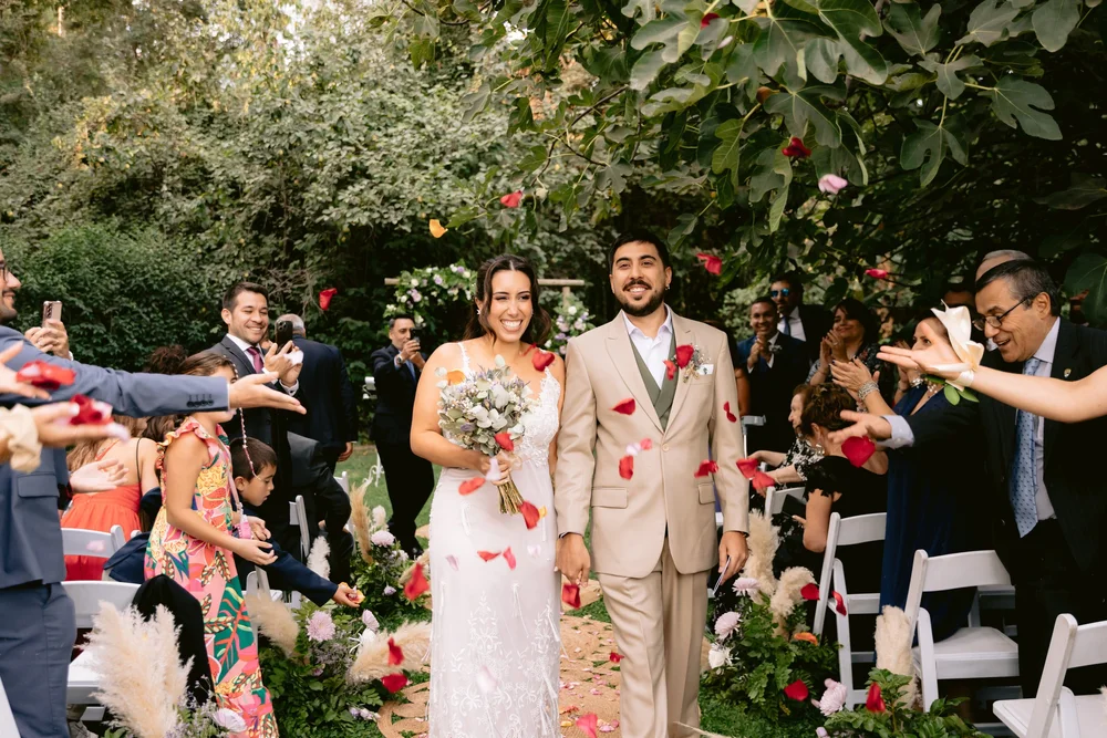 Ceremonia vista desde atrás, con todos los invitados en cuadro