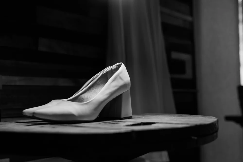 Detalle de los zapatos de la novia sobre una mesa
