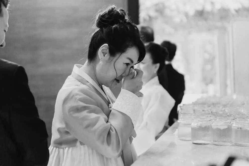 Emoción entre invitadas, en blanco y negro