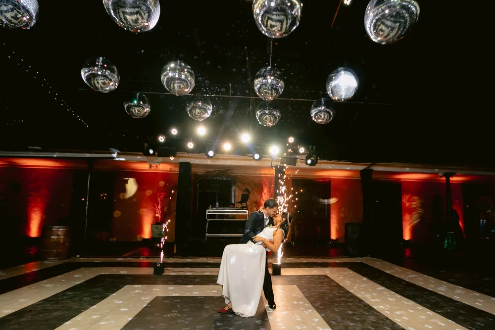 El primer baile iluminado, con fuentes de chispas al fondo