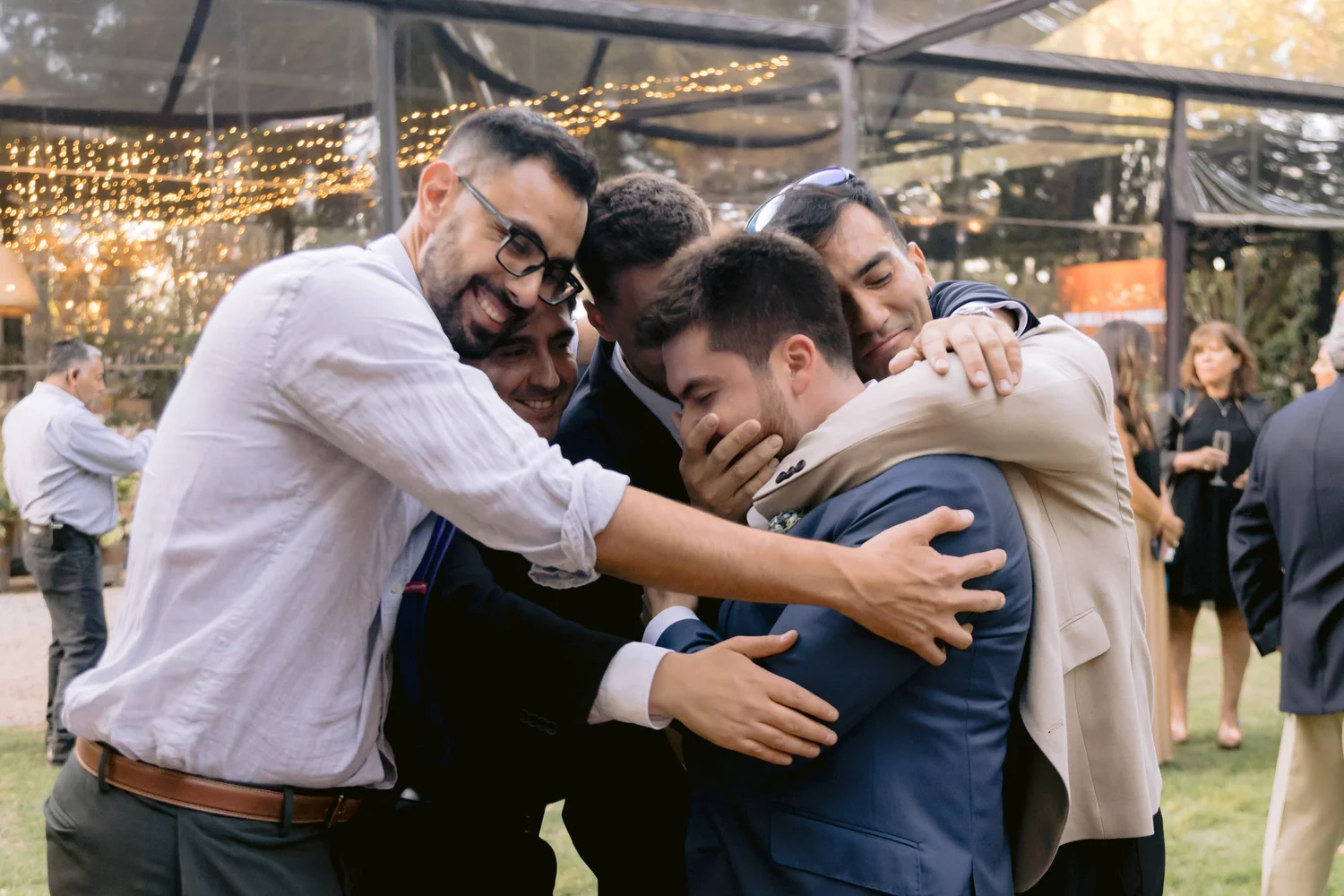 Rodrigo se emociona rodeado por el abrazo de sus amigos