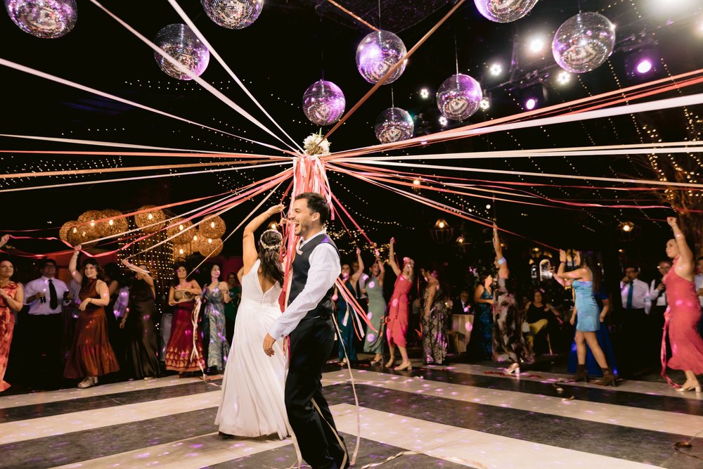 Los novios entran a la pista entre serpentinas y luces