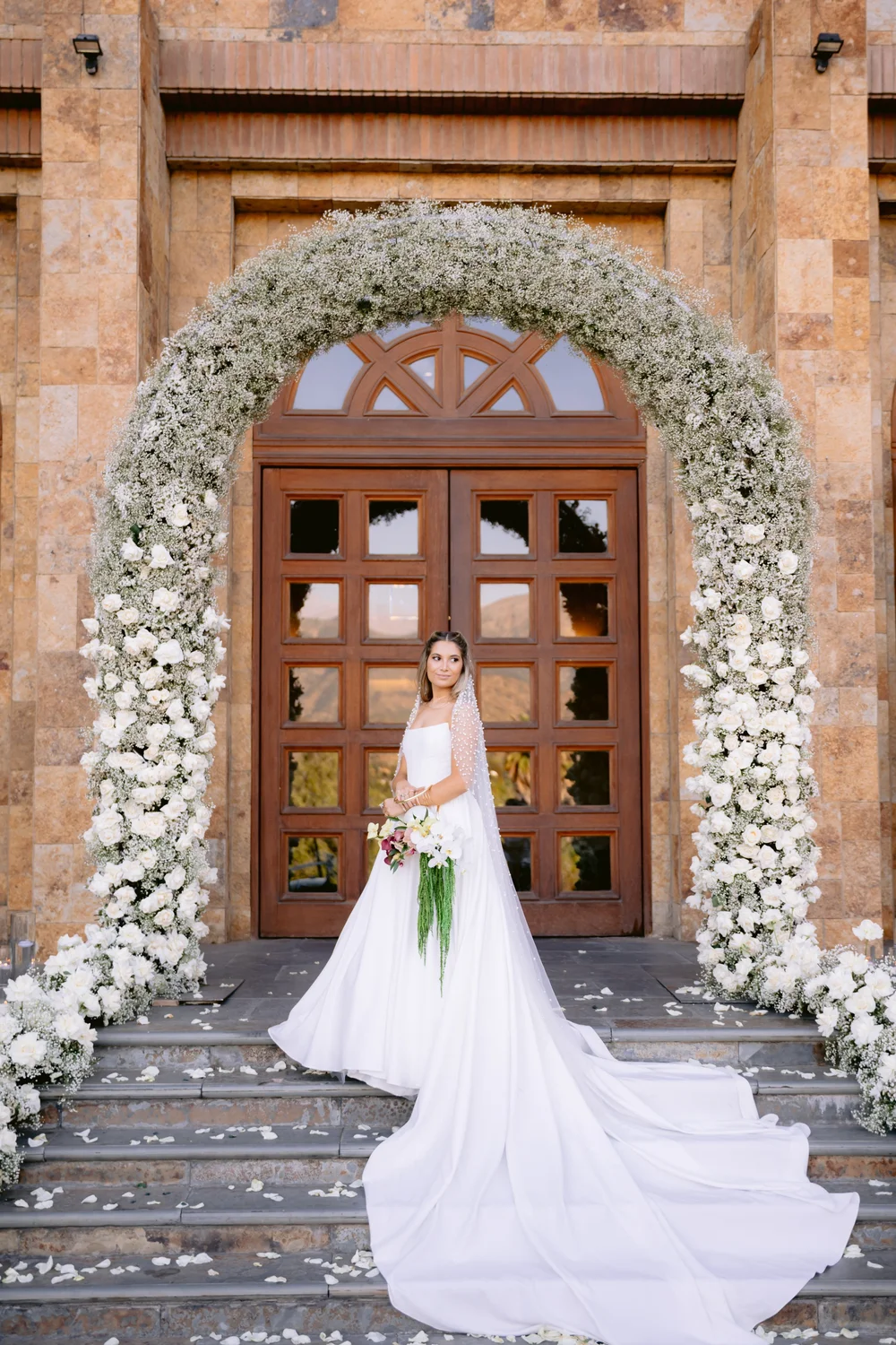 Salida de la iglesia bajo un arco de flores