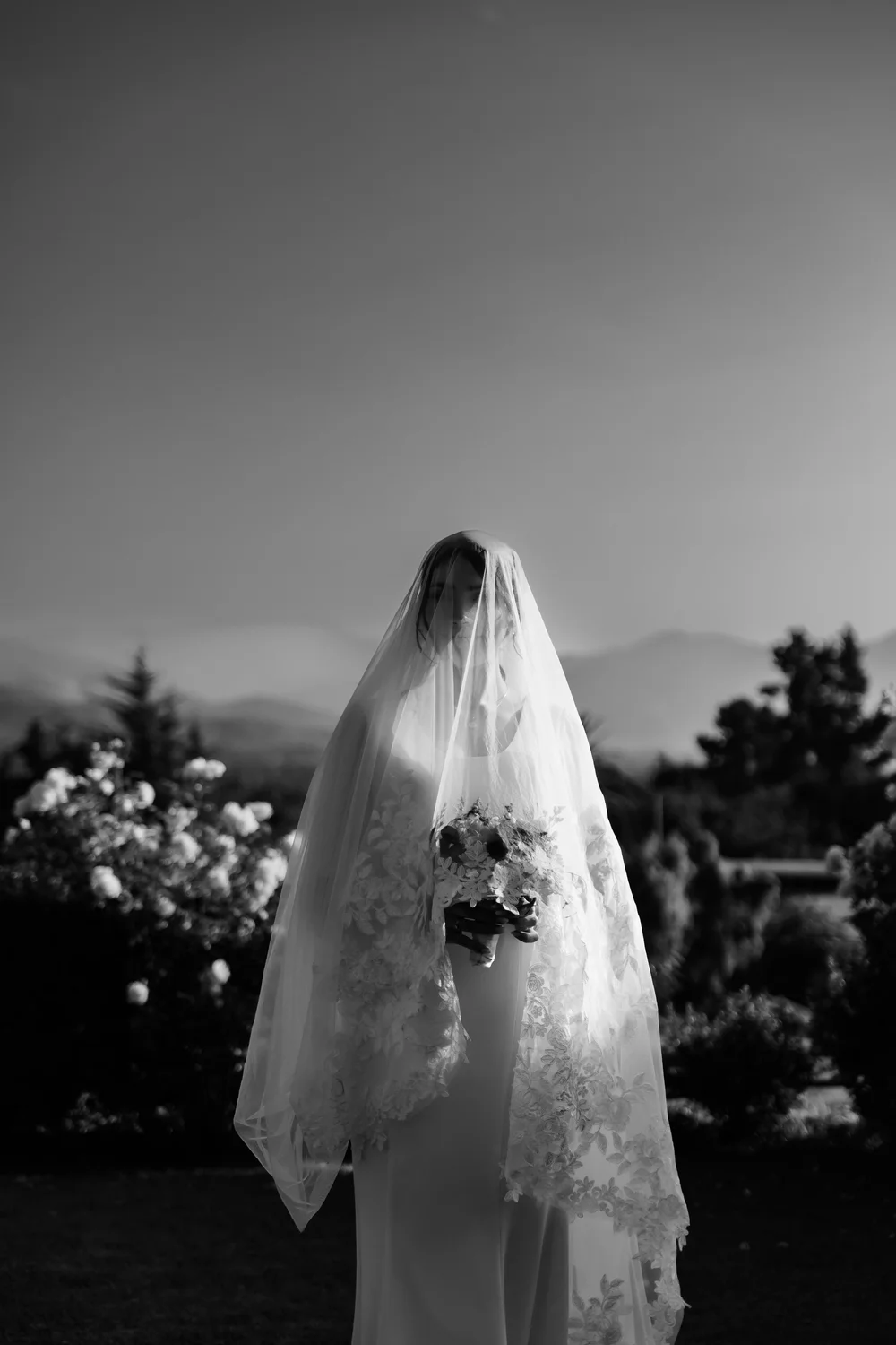 La novia bajo el velo, en blanco y negro