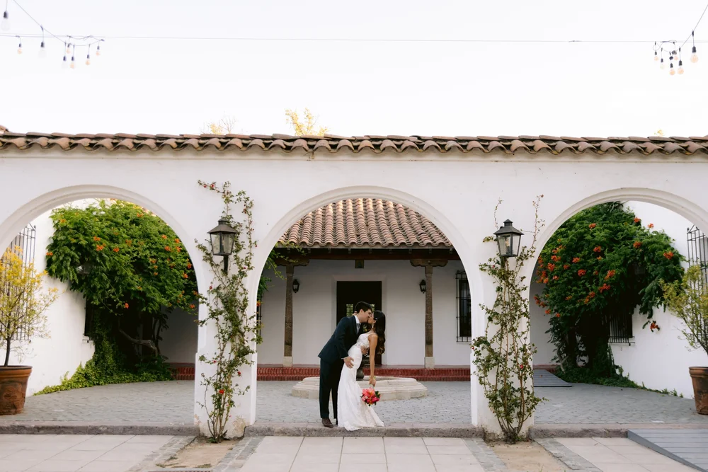 Los novios bajo los arcos de la casona — Plan Kyoto