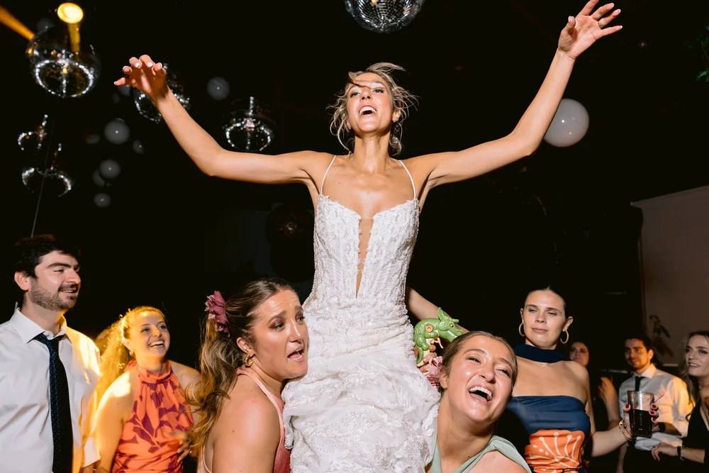 La novia en brazos de sus amigas en plena fiesta