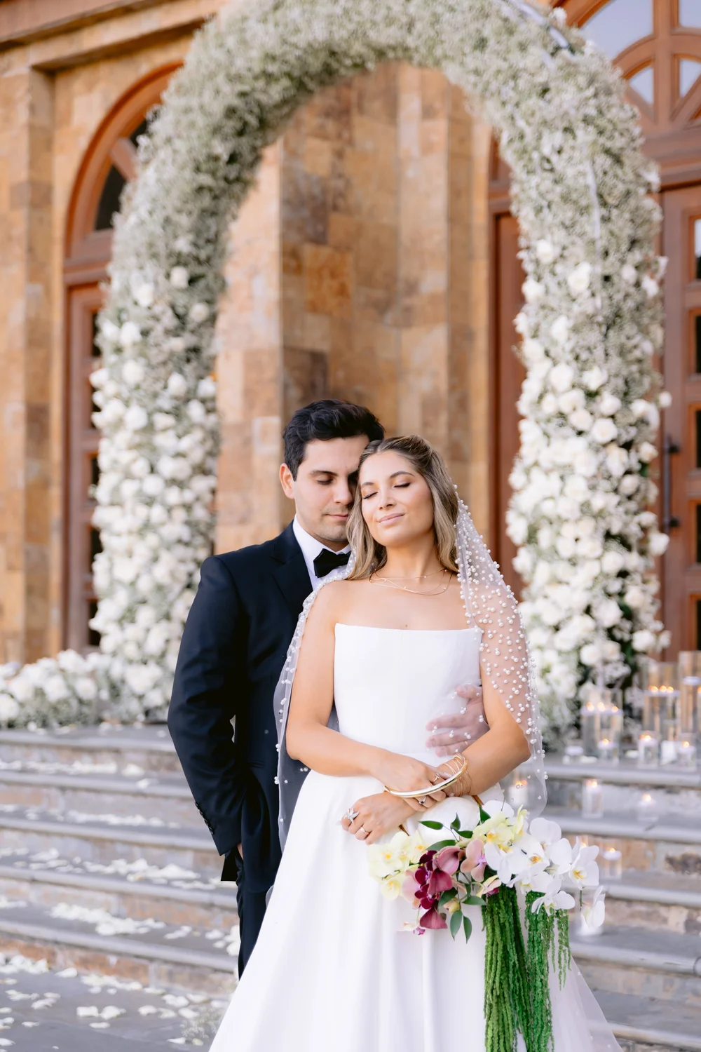 Retrato de Ignacia y Vicente junto al arco de flores — Plan Santorini